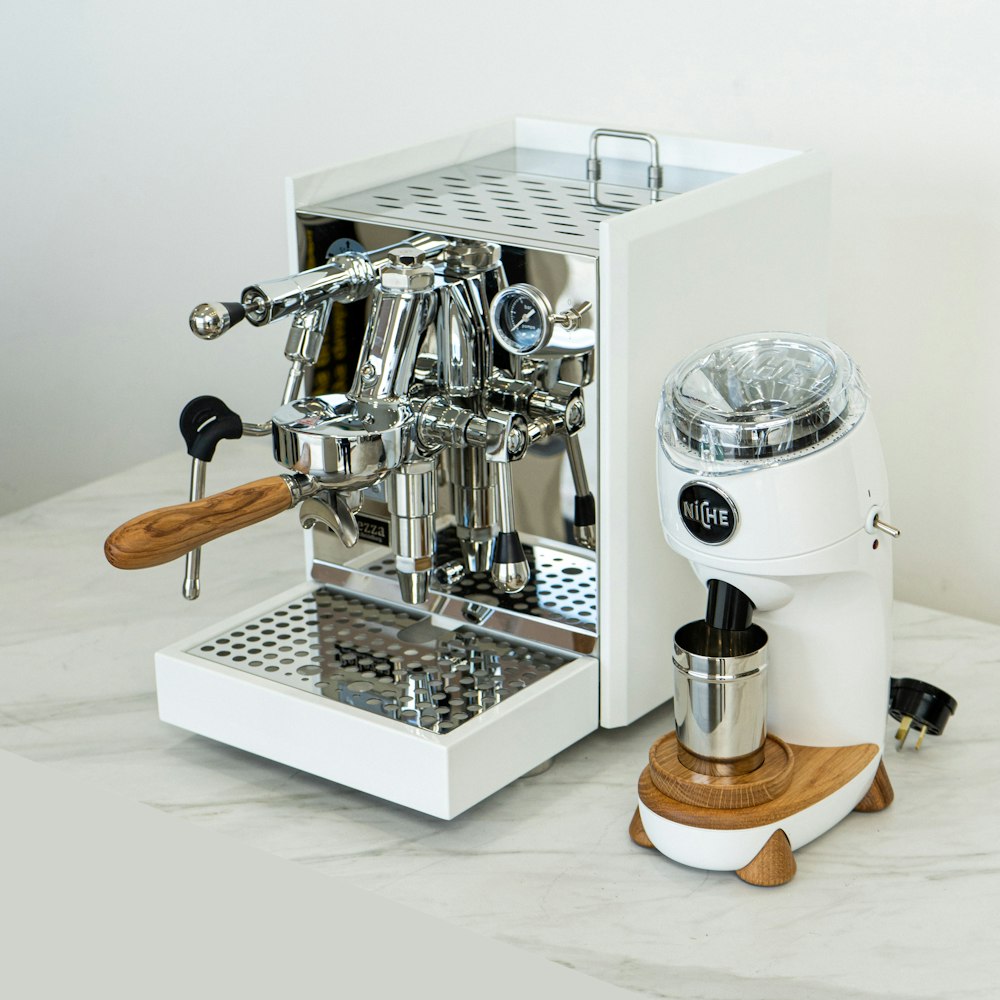 흰색 카운터 위에 놓인 커피 머신