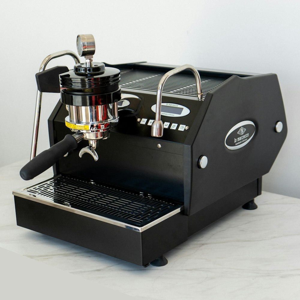 una máquina de café encima de un mostrador
