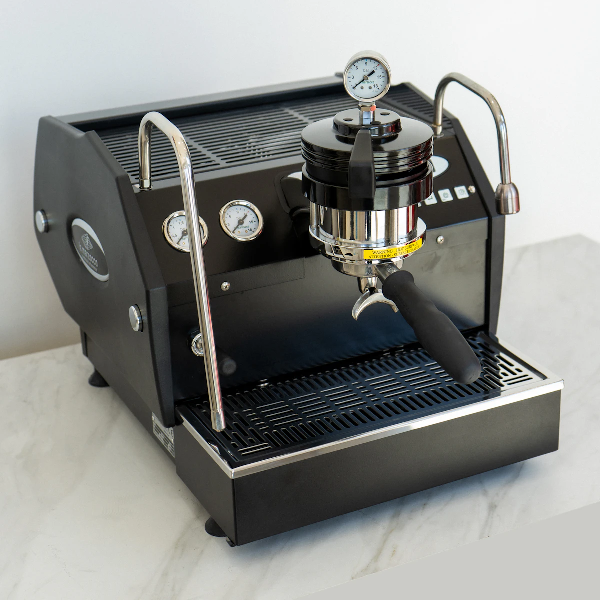 Technicien entretenant une machine à café