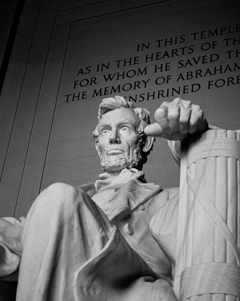 Una statua di Abraham Lincoln di fronte al Lincoln Memorial