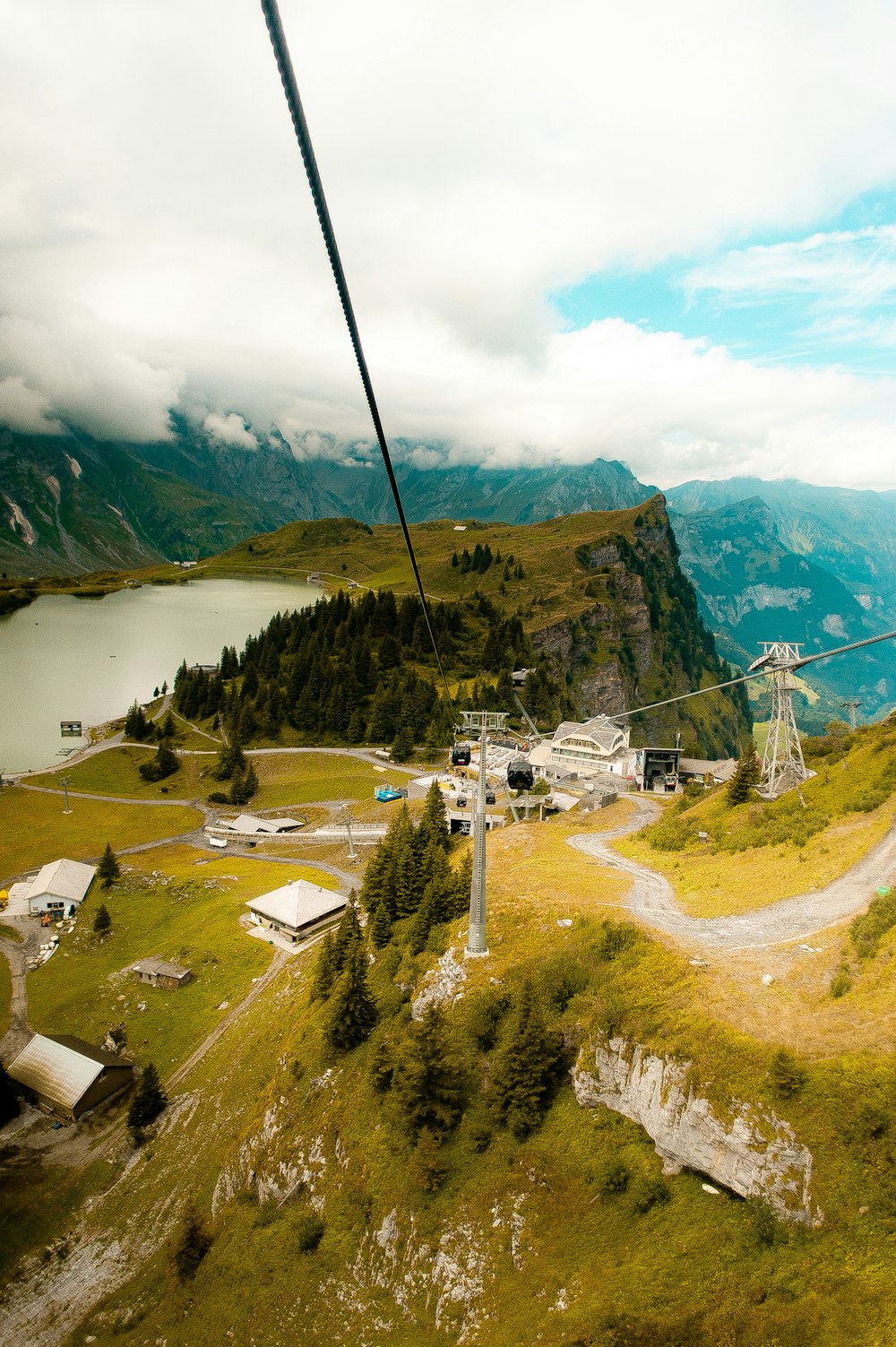 Ein malerischer Blick auf einen Berg und einen See