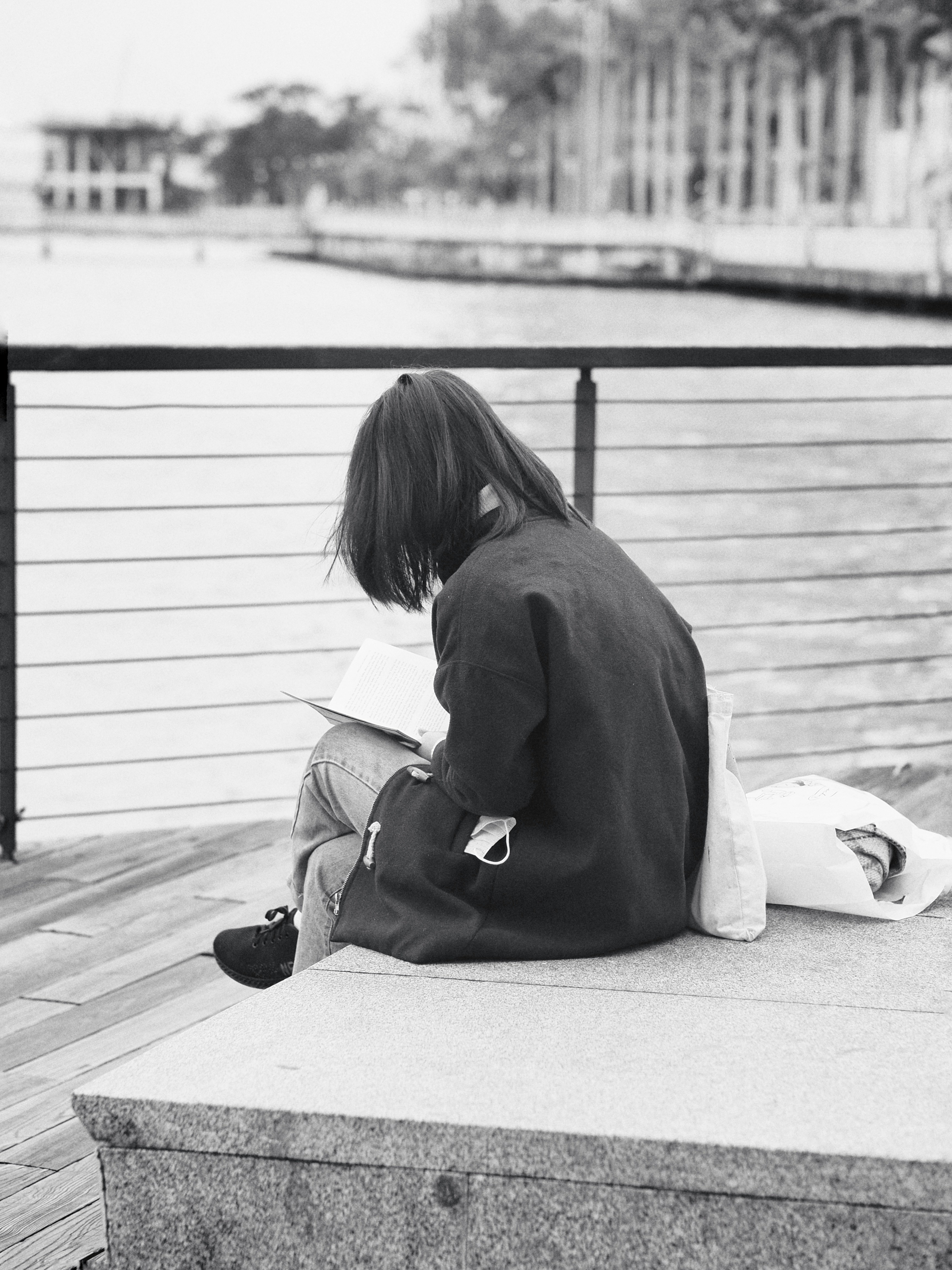 A person sitting on a bench photo – Free Girl Image on Unsplash