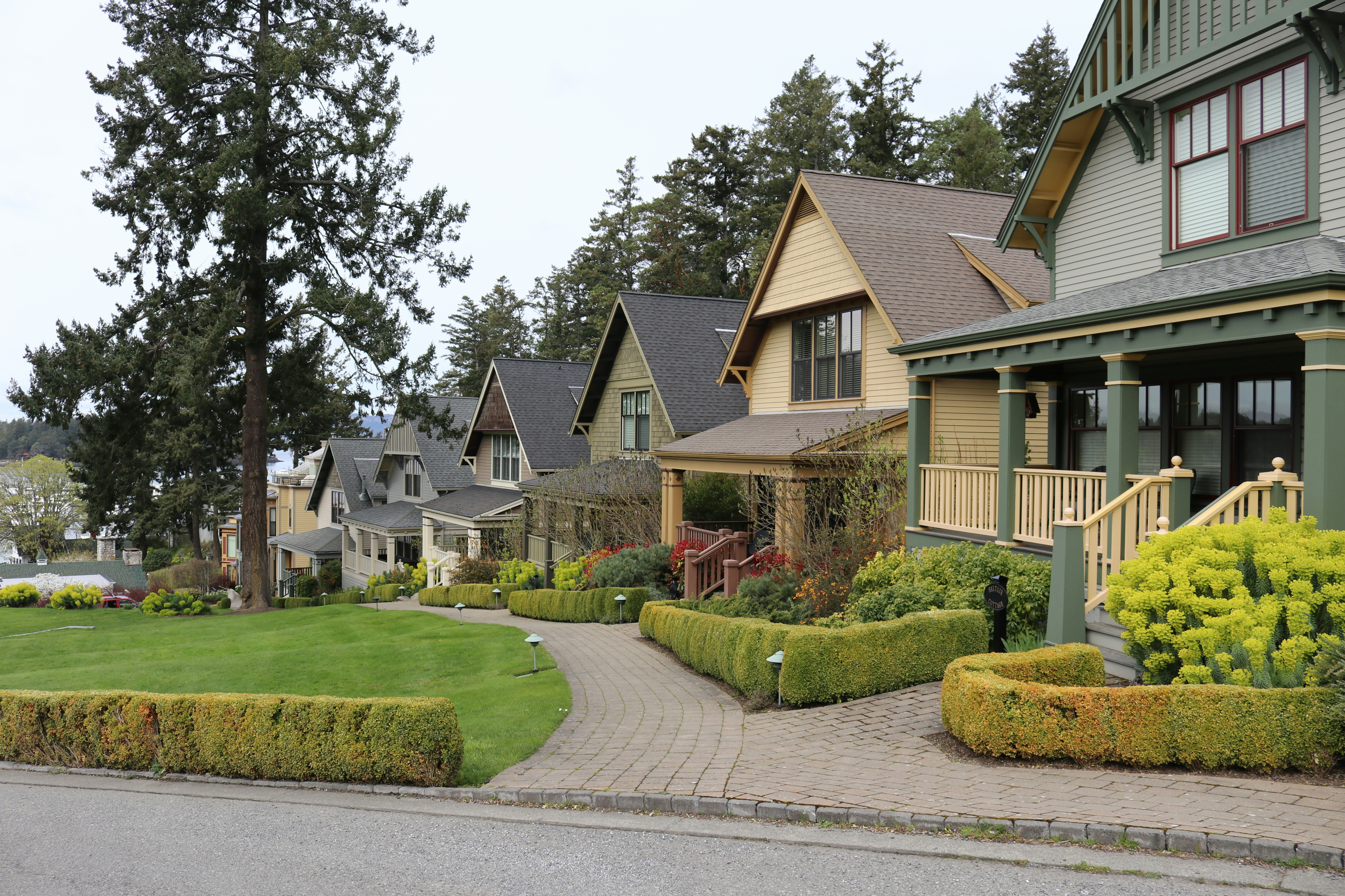 a row of houses in a residential neighborhood