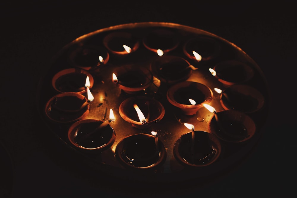 um grupo de velas acesas sentadas em cima de uma mesa