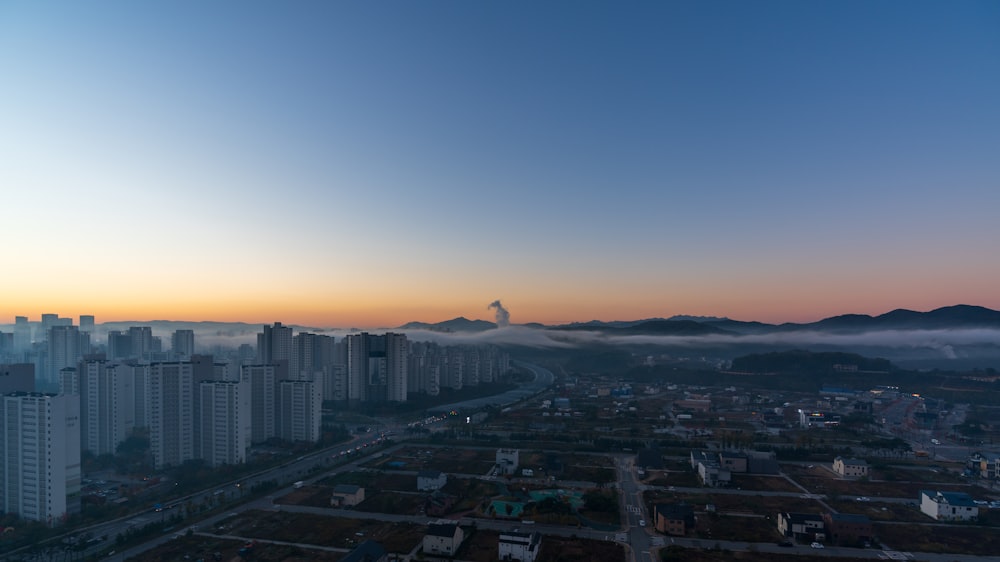 Una vista de una ciudad en la distancia con edificios en primer plano