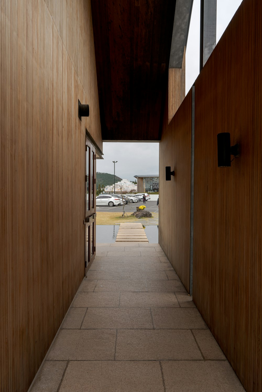 駐車場に通じる木製の壁のある長い廊下