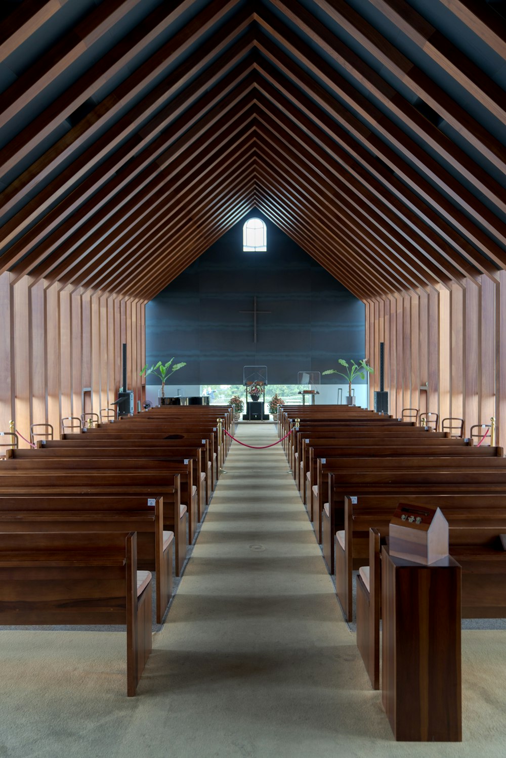 木製の会衆席とベンチのある空の教会