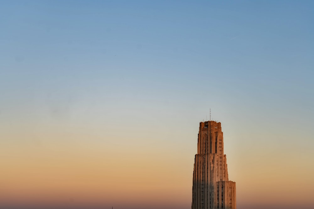 a very tall building sitting in the middle of a city