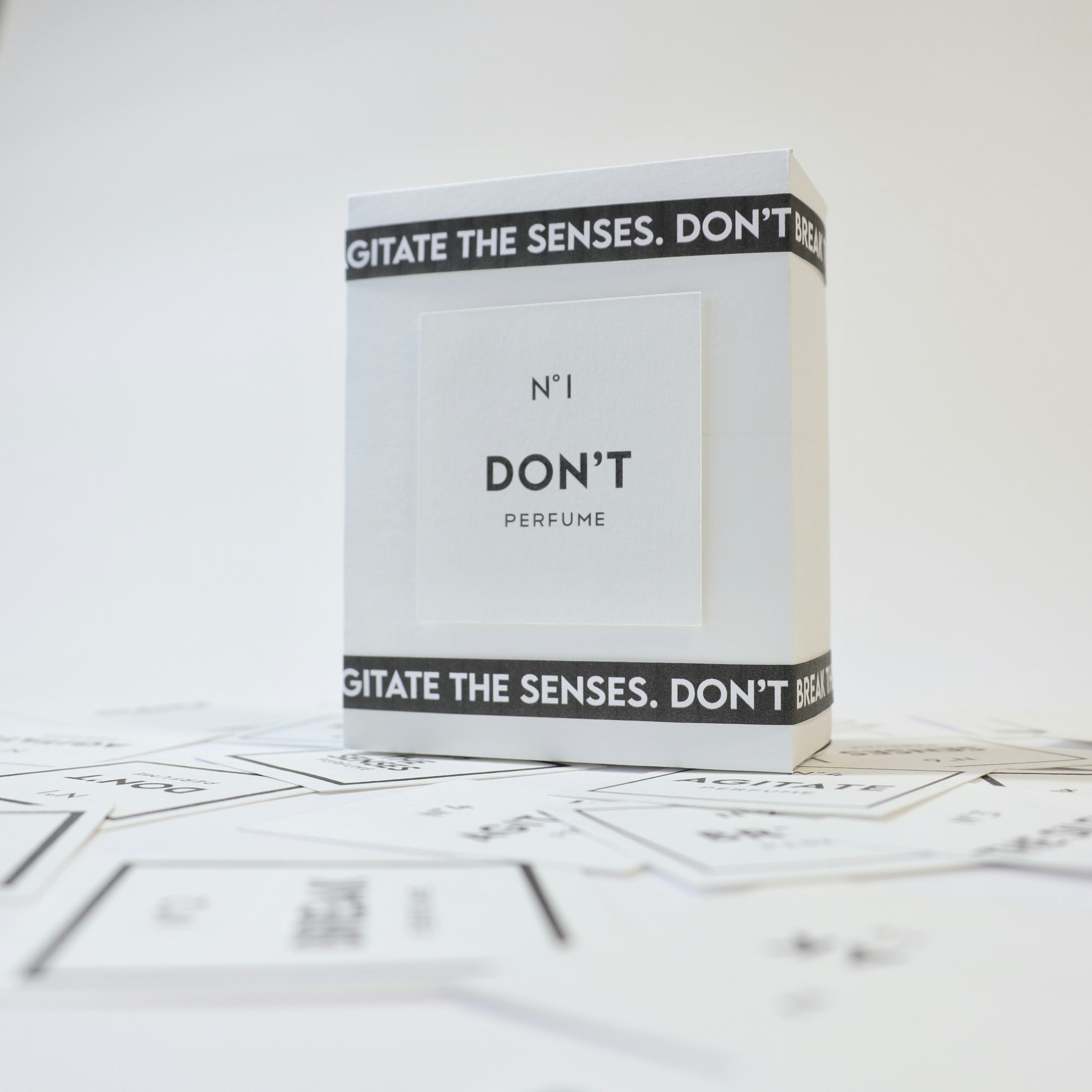 Une boîte de Don’t Perfume posée sur une table