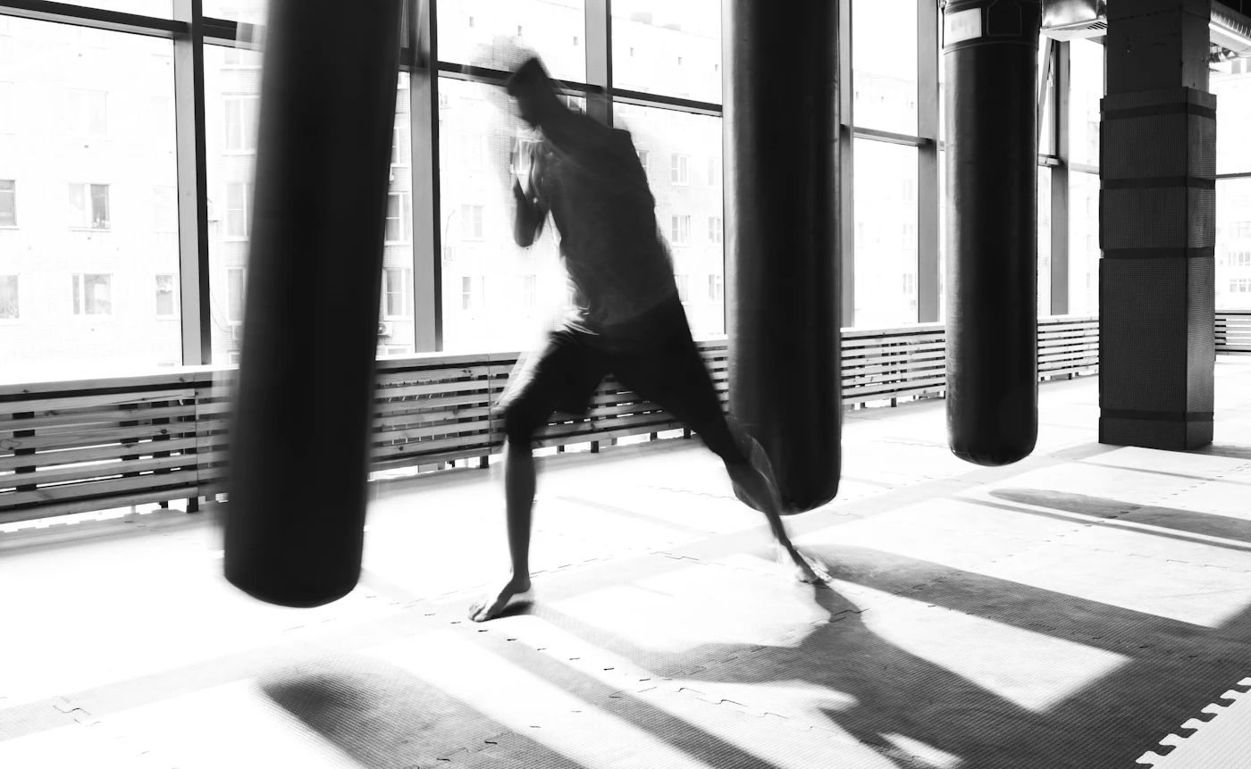 Enfants de 8 à 14 ans en cours de boxe éducative avec leur coach