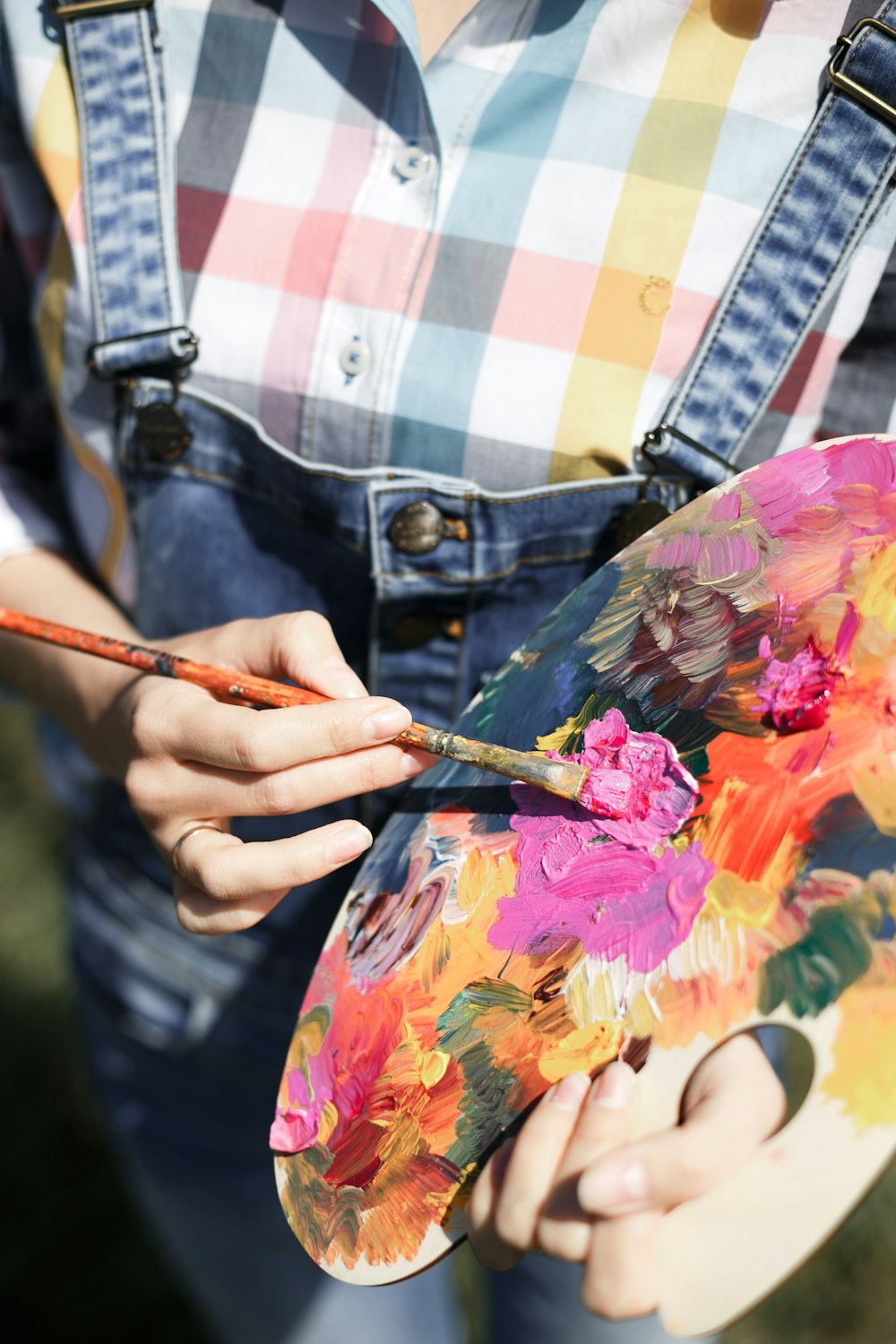 Eine Frau hält einen Pinsel und eine Palette