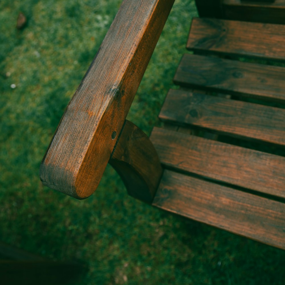 緑豊かな野原の上に座る木製のベンチ