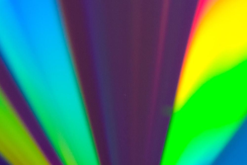 Una imagen borrosa de un objeto de color arco iris