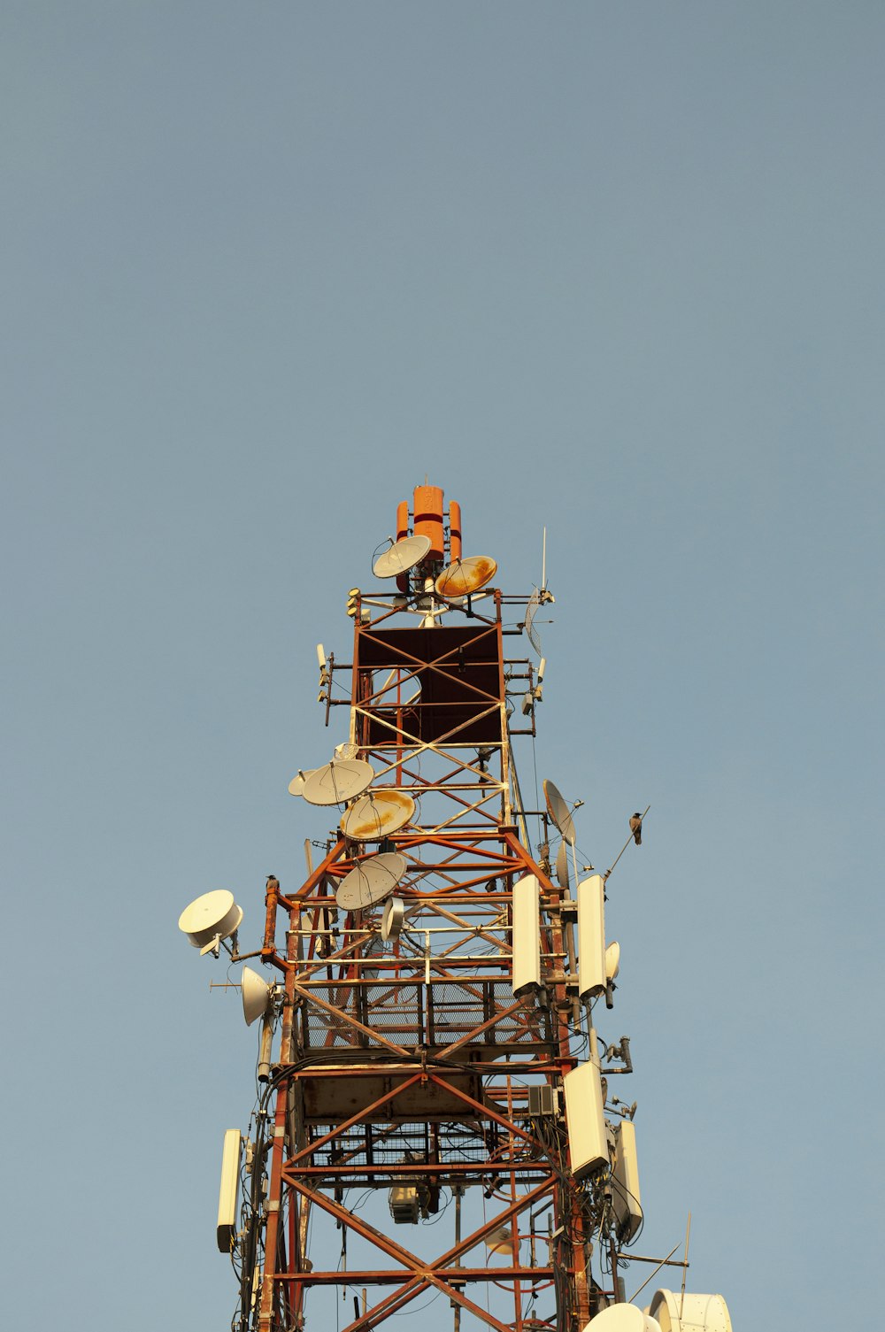 Una torre con muchas antenas encima