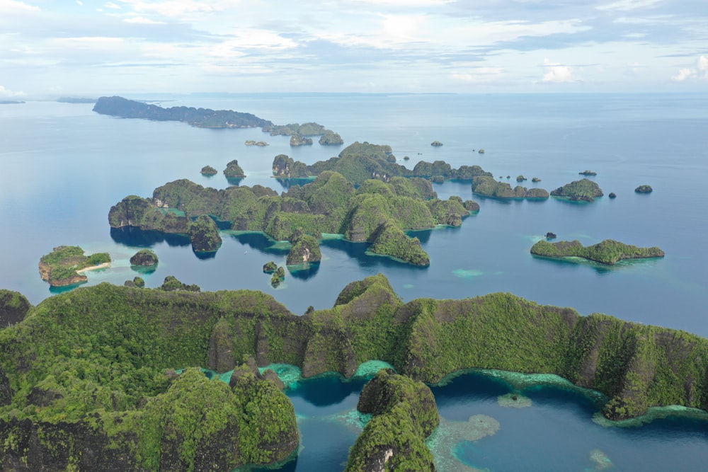 uma vista aérea de um grupo de ilhas no oceano