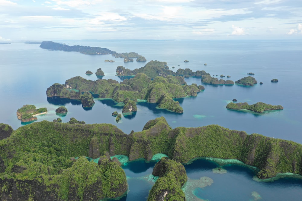 Una vista aérea de un grupo de islas en el océano