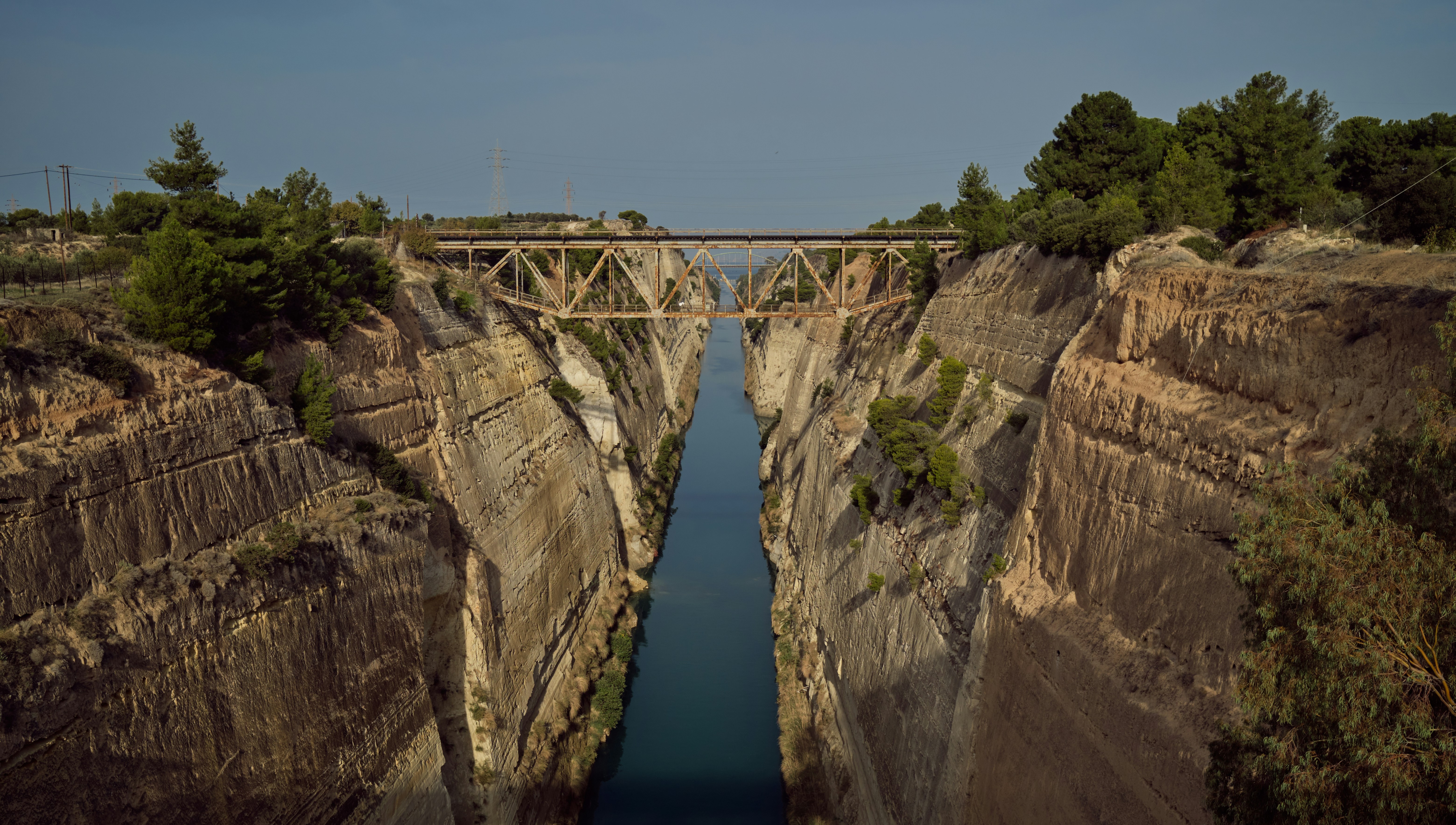 Un puente sobre un río en un cañón