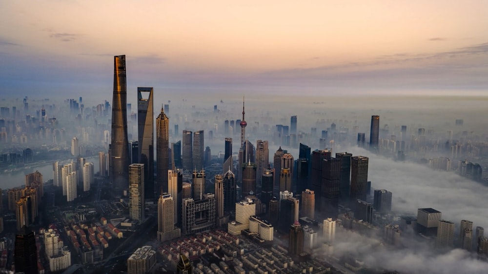 uma vista aérea de uma cidade no nevoeiro