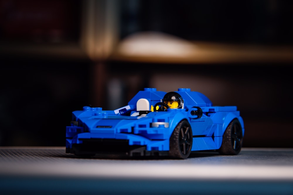 Un'auto da corsa LEGO blu su un tavolo