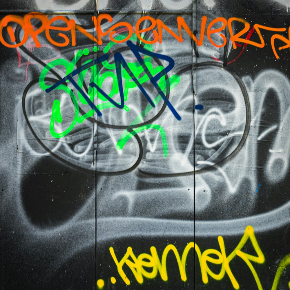 una pared con algunos grafitis
