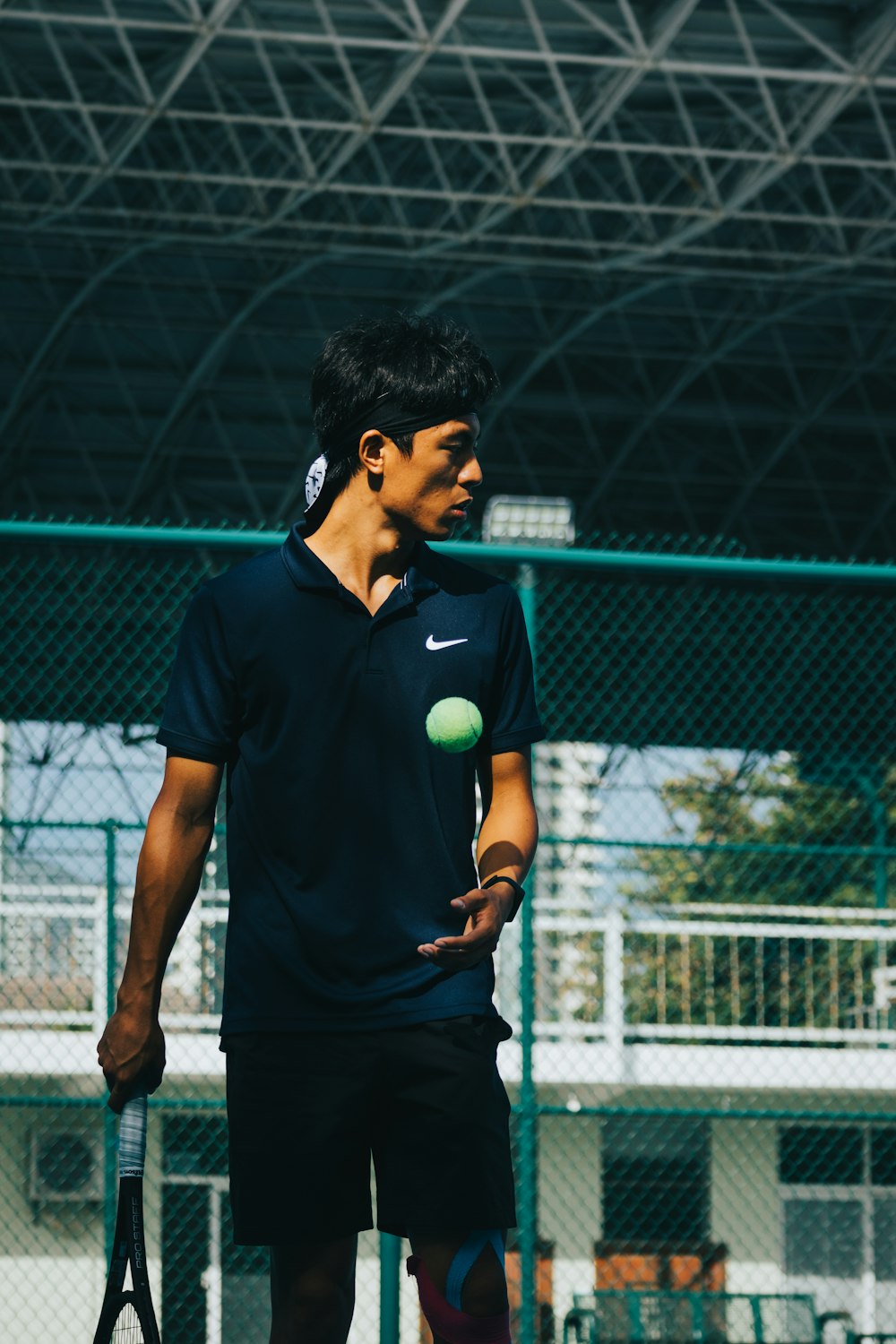 Ein Mann auf einem Tennisplatz mit einem Schläger in der Hand