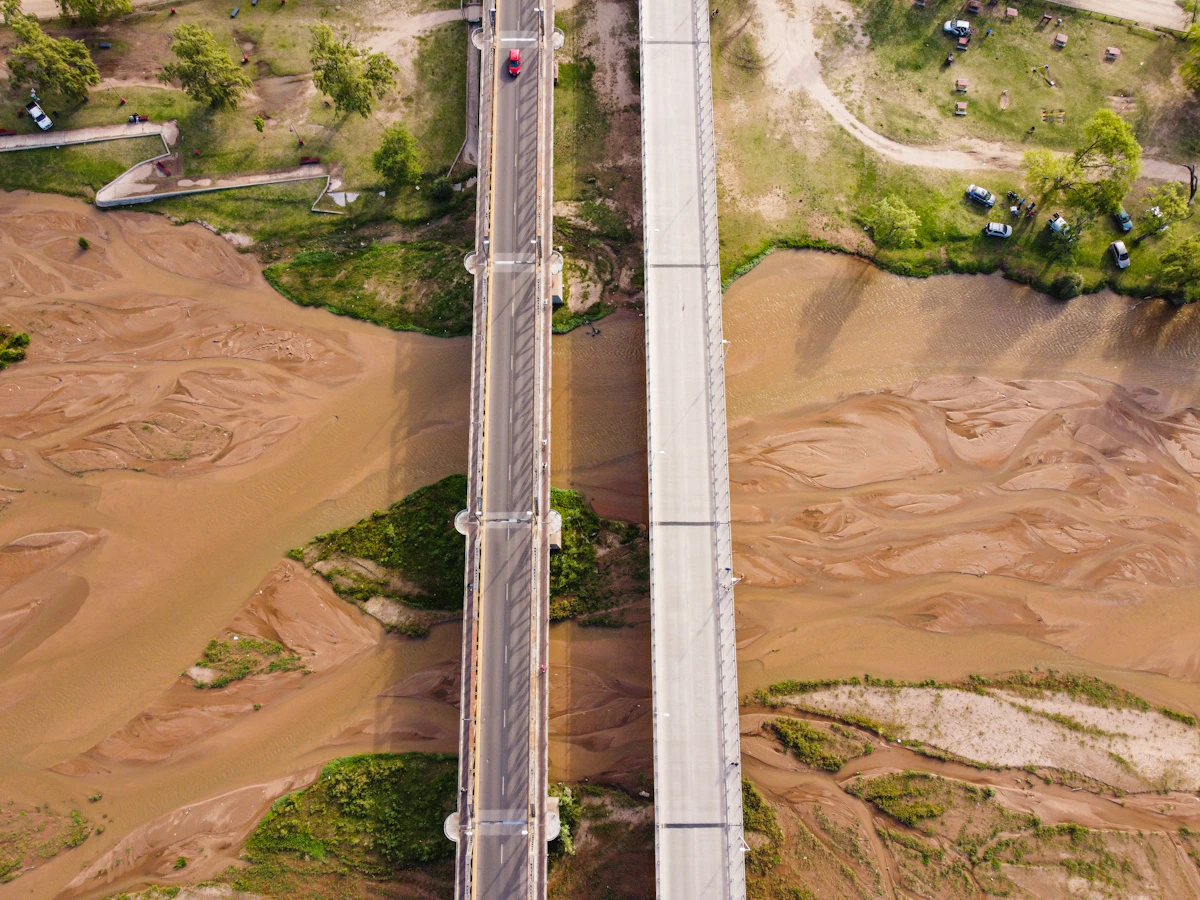 Acelerómetro instalado en la estructura de un puente de acero