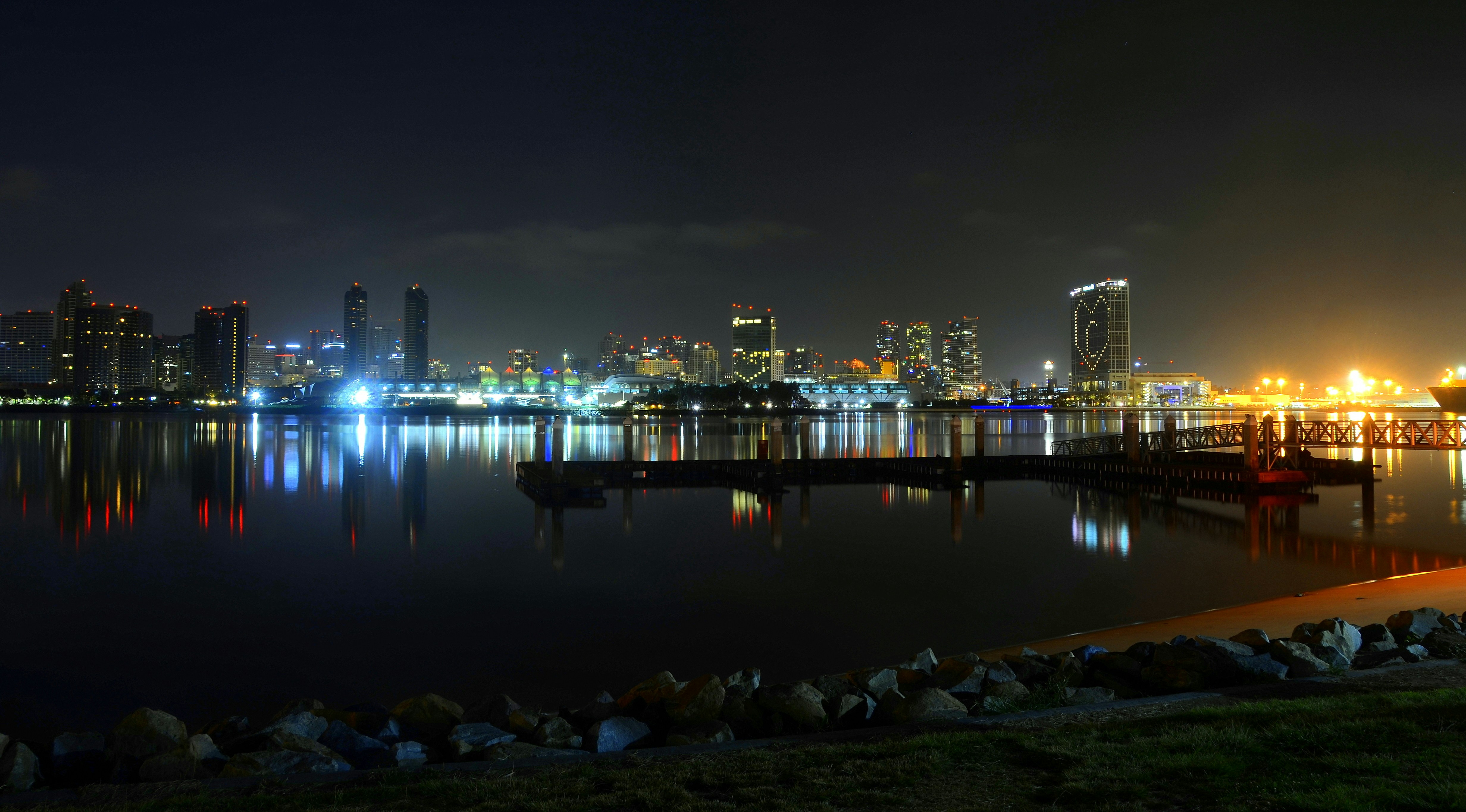 Une vue nocturne d’une ville et d’un plan d’eau