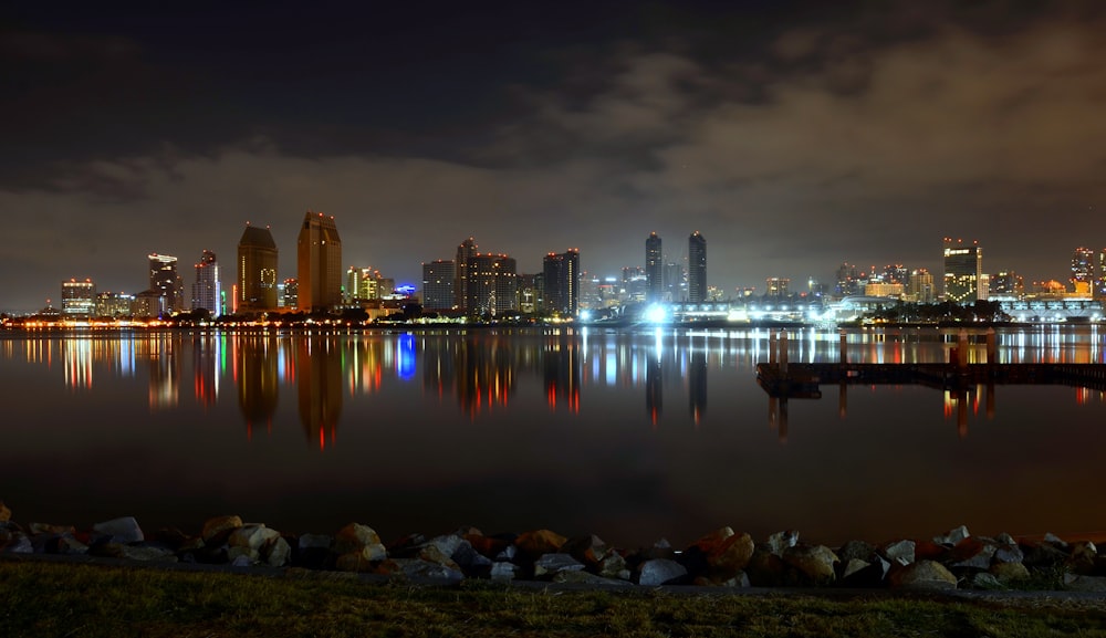 El horizonte de una ciudad se ilumina por la noche