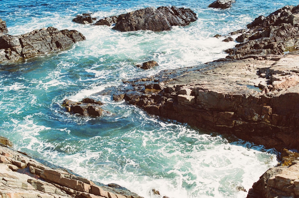 une vue d’un plan d’eau près de quelques rochers