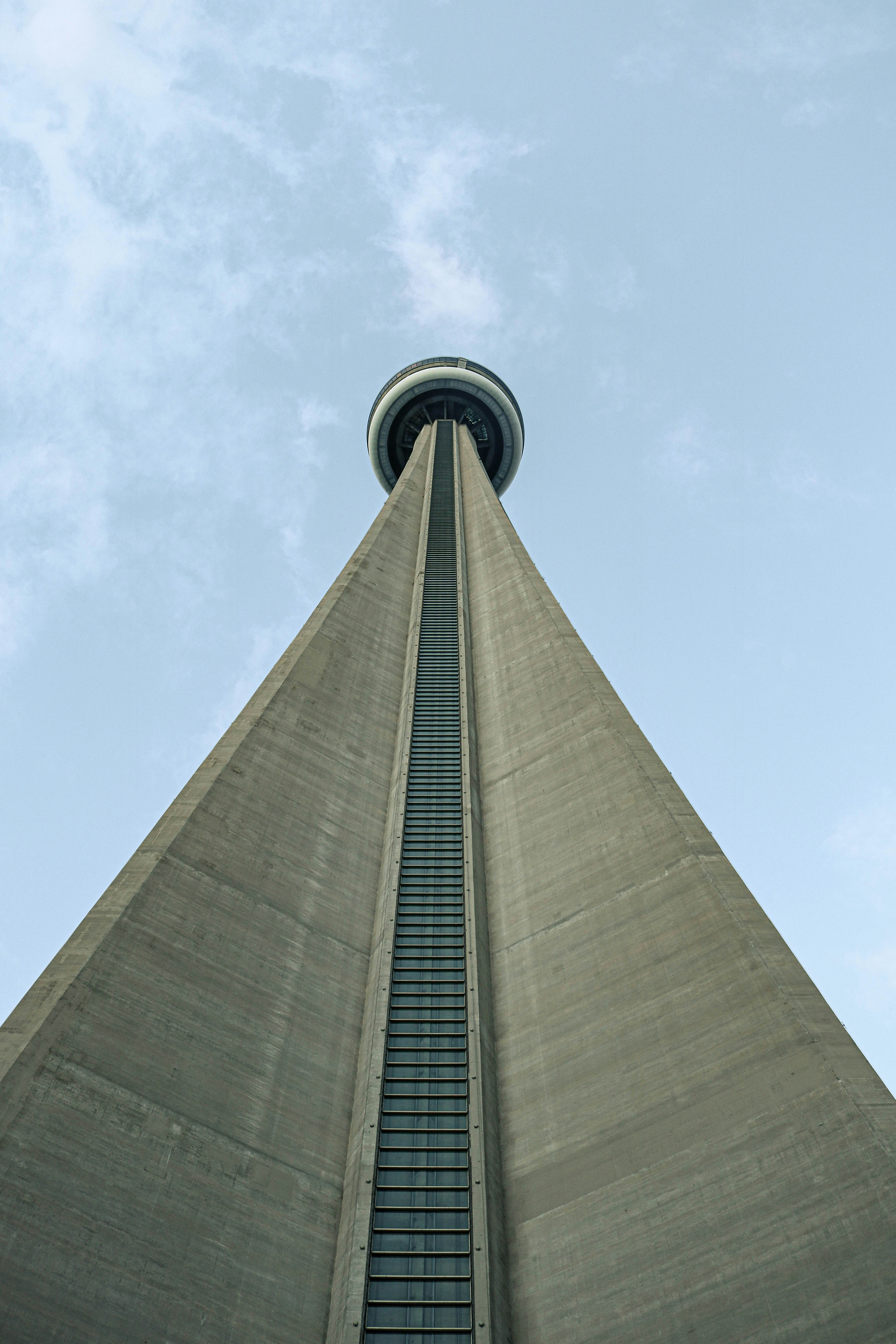 uma torre muito alta com um fundo do céu