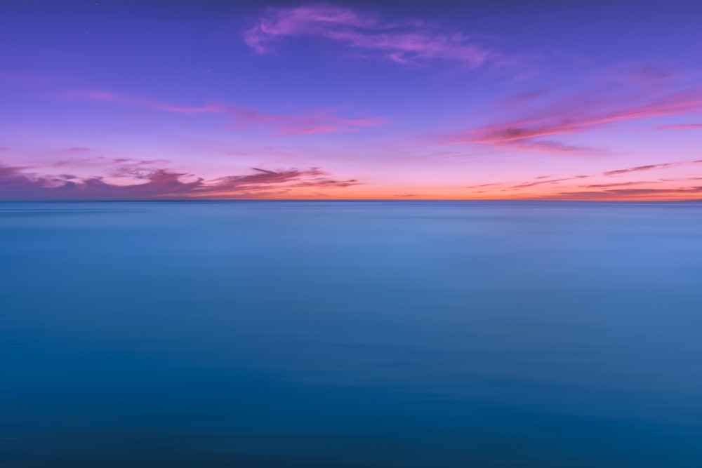 Una vista del océano al atardecer desde una playa