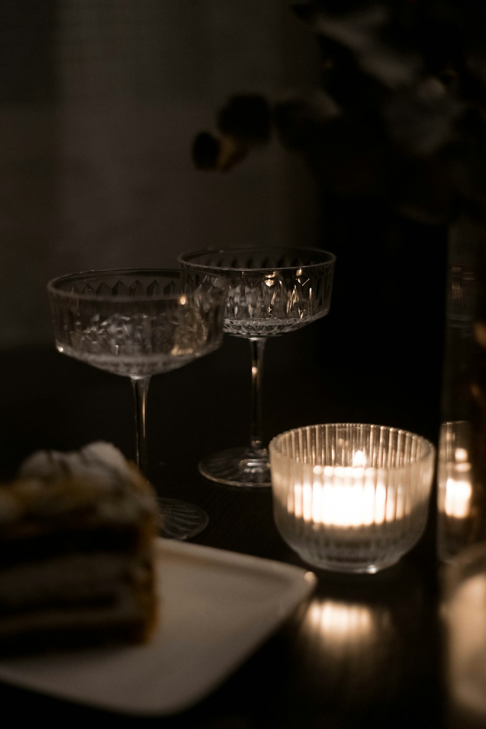 um par de copos sentados em cima de uma mesa
