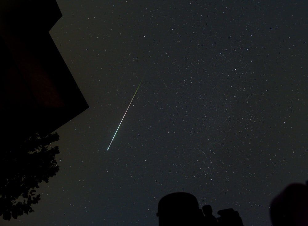 Una stella cadente è vista nel cielo notturno