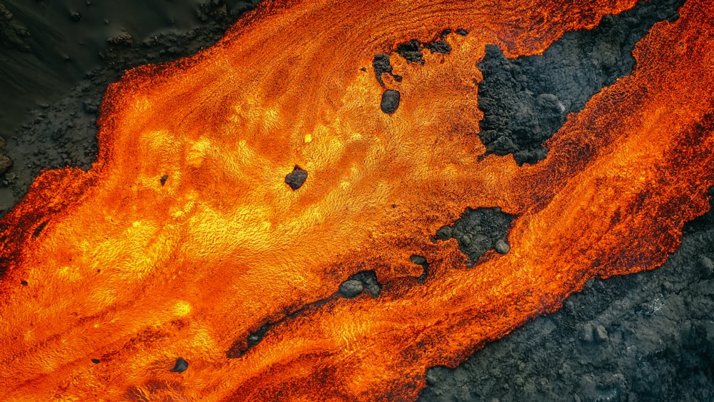 um close up de uma substância laranja e preta