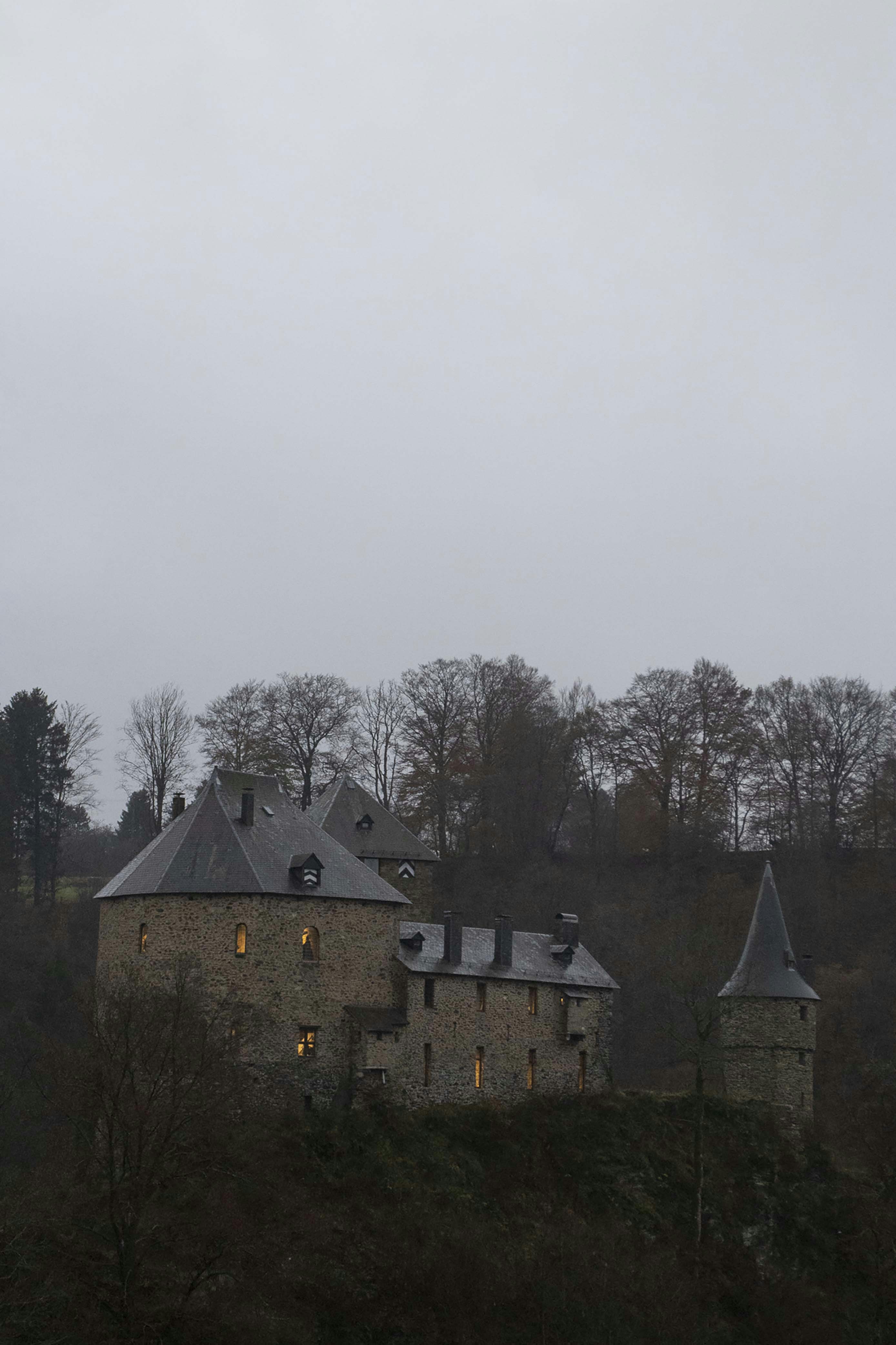 um castelo com uma torre do relógio em cima dele
