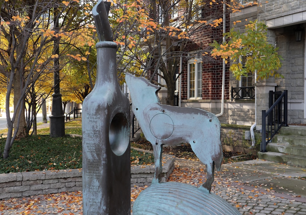 a statue of a horse is in front of a building