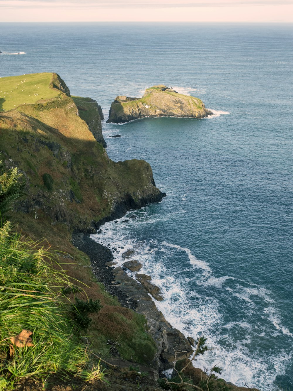 une vue de l’océan depuis le sommet d’une colline