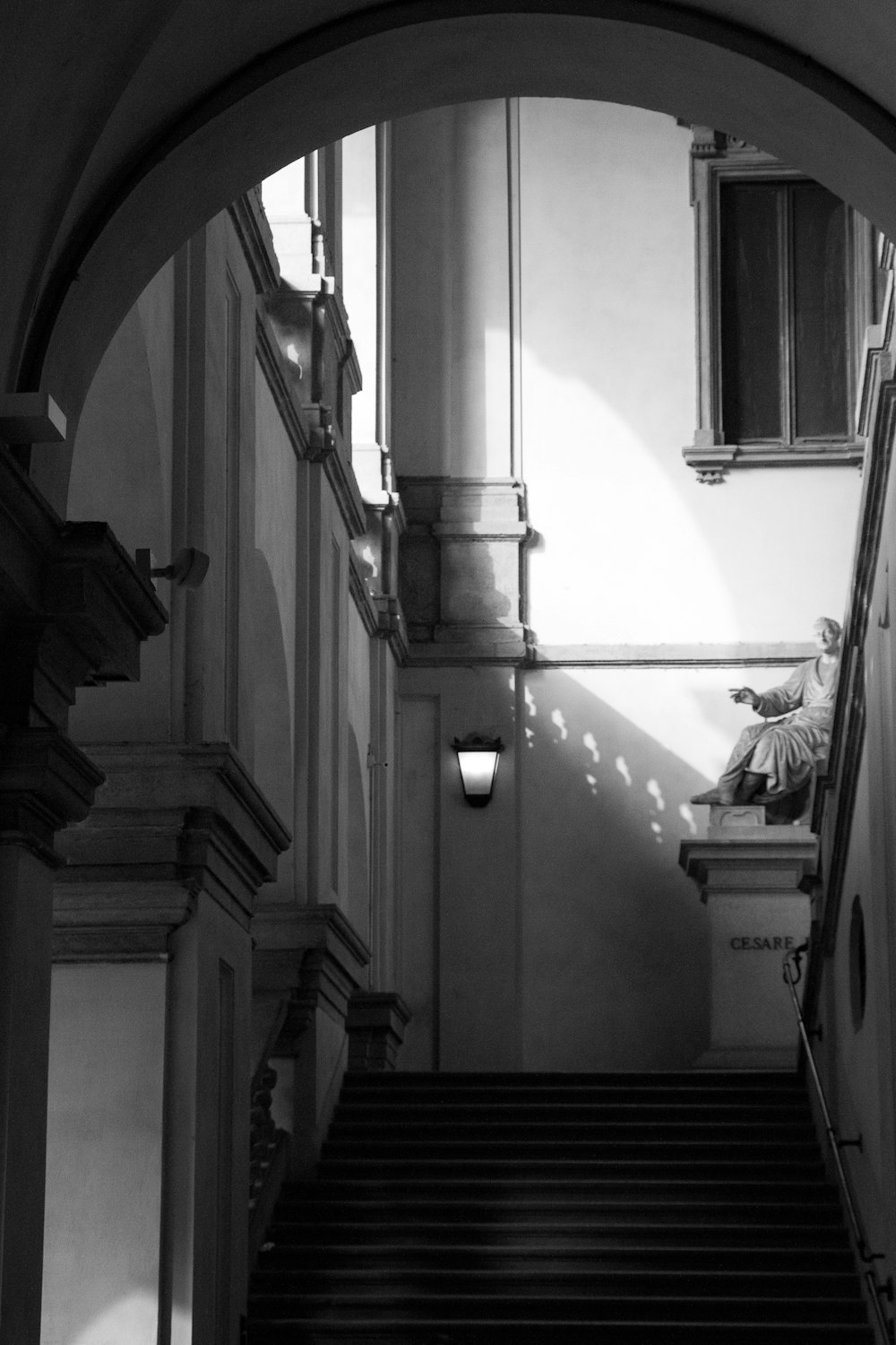 Una foto en blanco y negro de una escalera