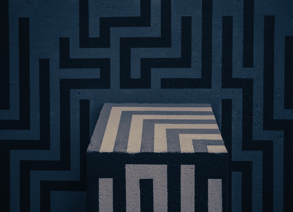 Eine schwarz-weiße Kiste vor einem Labyrinth