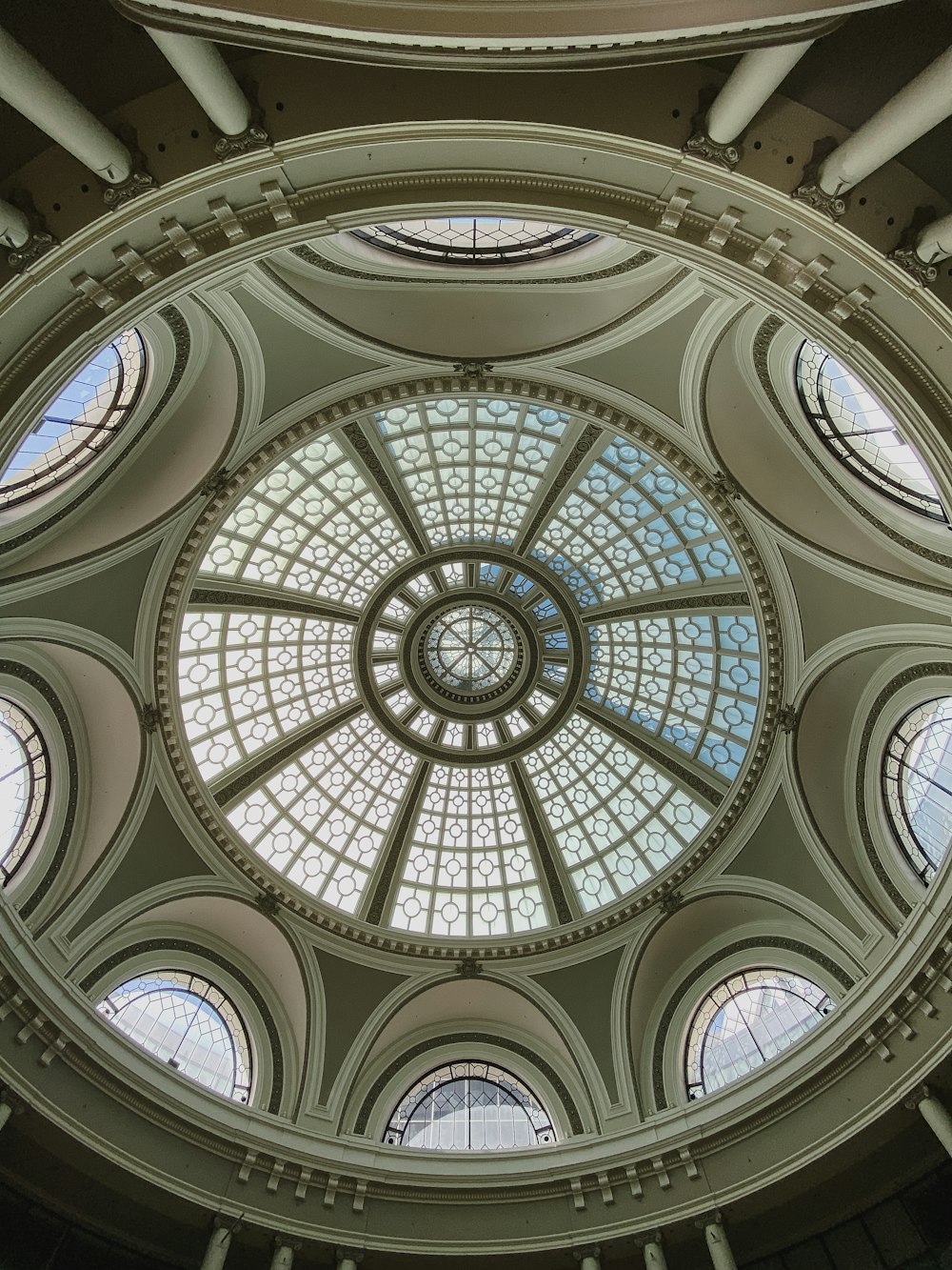 建物の円形ガラス天井