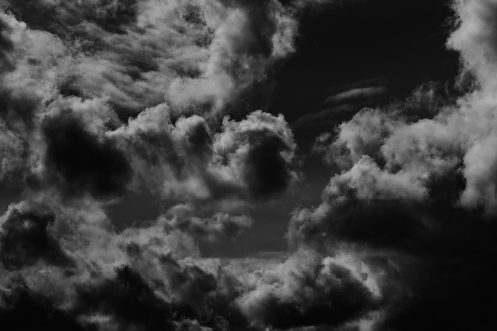 uma foto em preto e branco de nuvens no céu