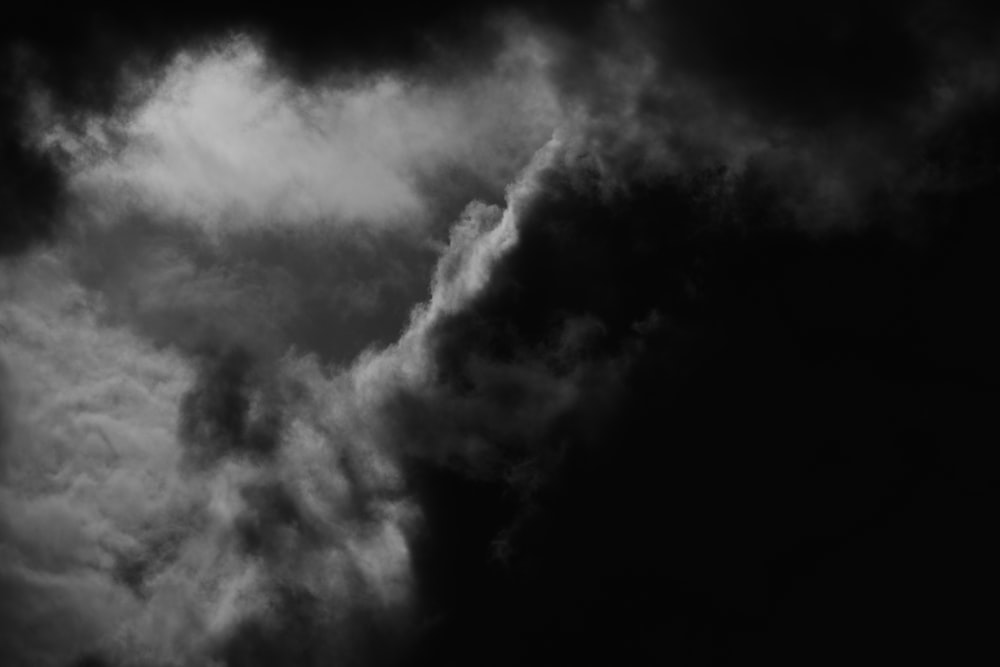 Une photo en noir et blanc de nuages dans le ciel