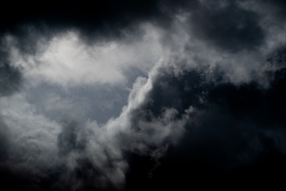 nuvens no céu com fumaça saindo dele