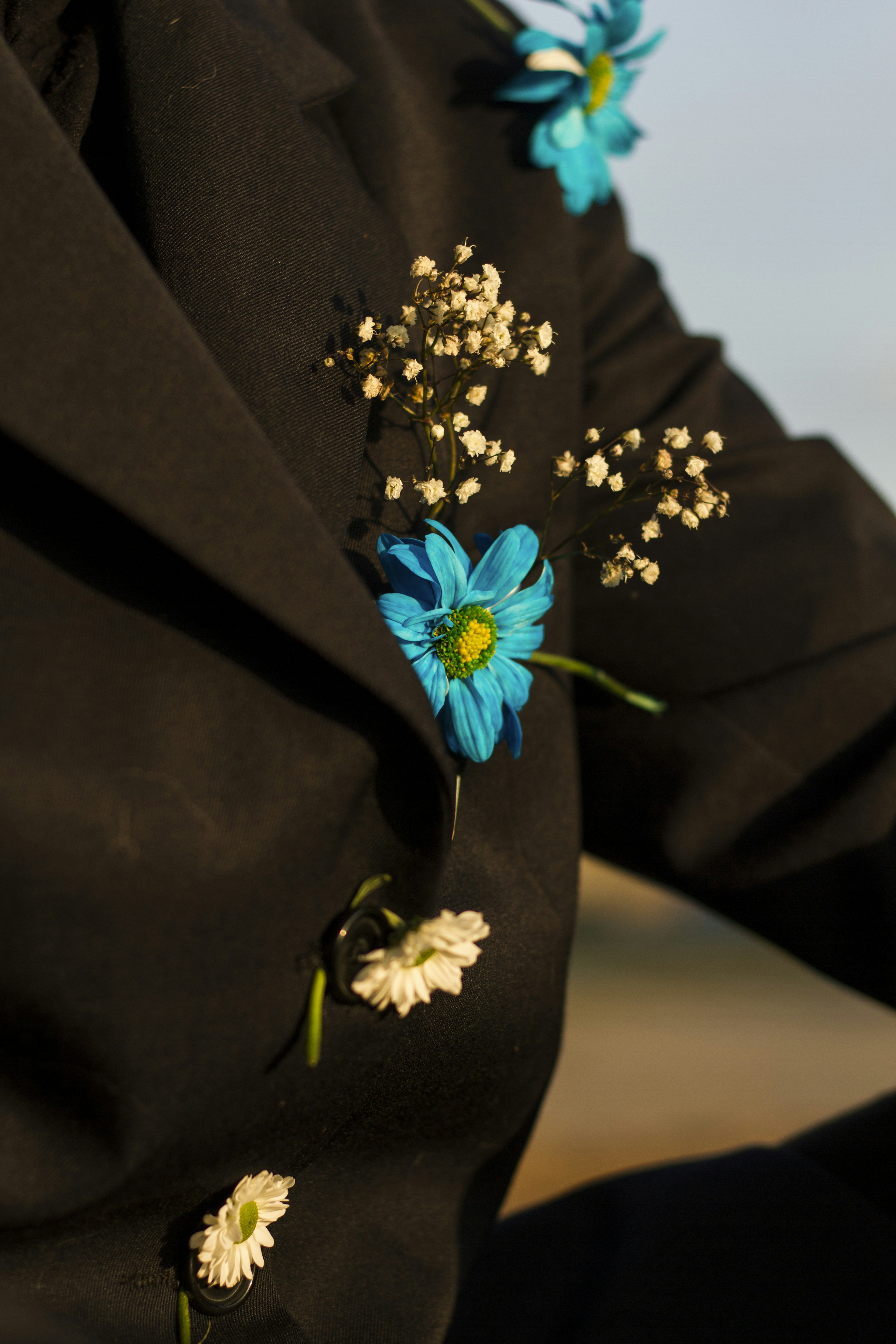 Un hombre con traje con flores en la solapa
