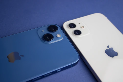 Side-by-side comparison of two smartphones highlighting pros and cons.