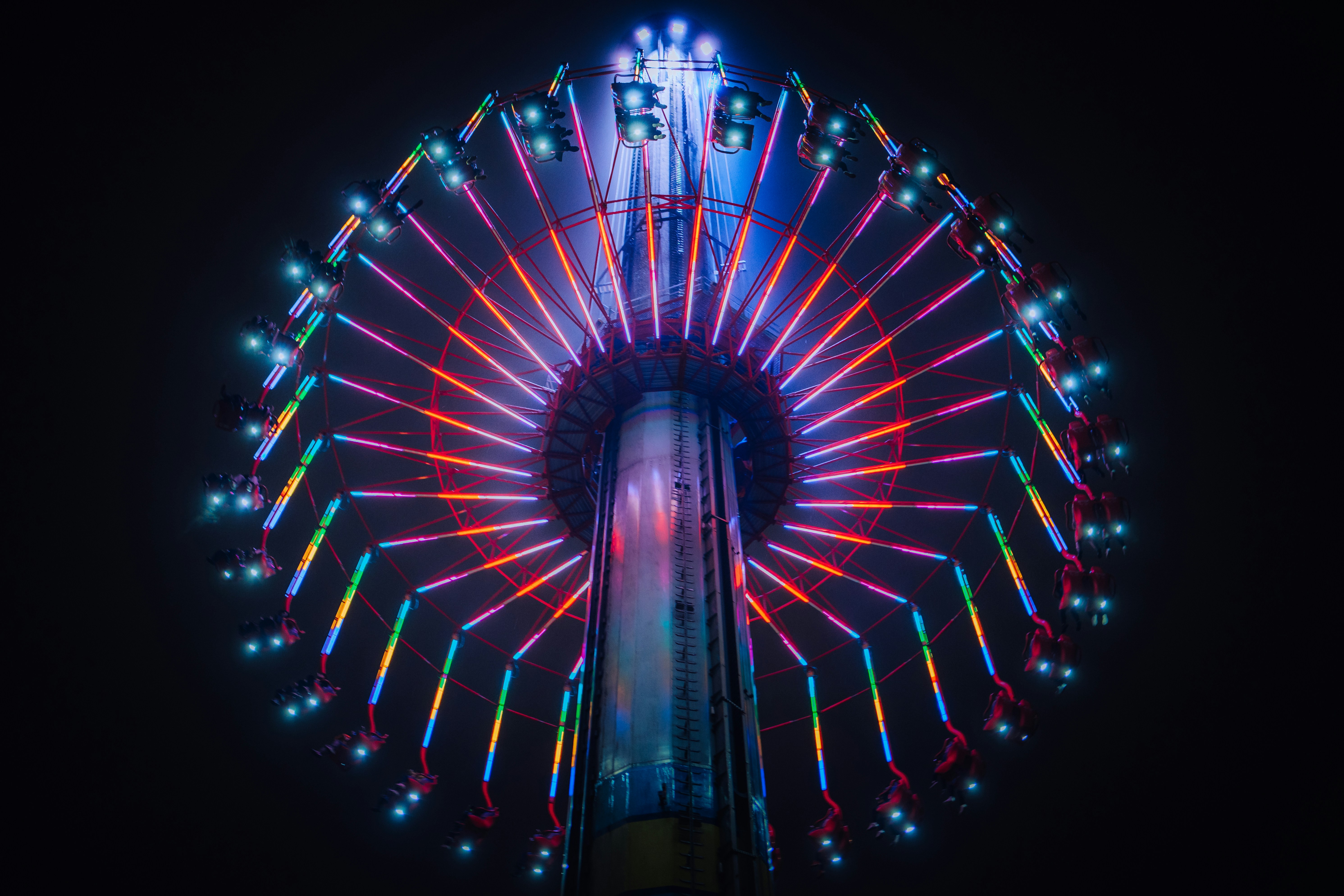 uma grande roda gigante iluminada à noite