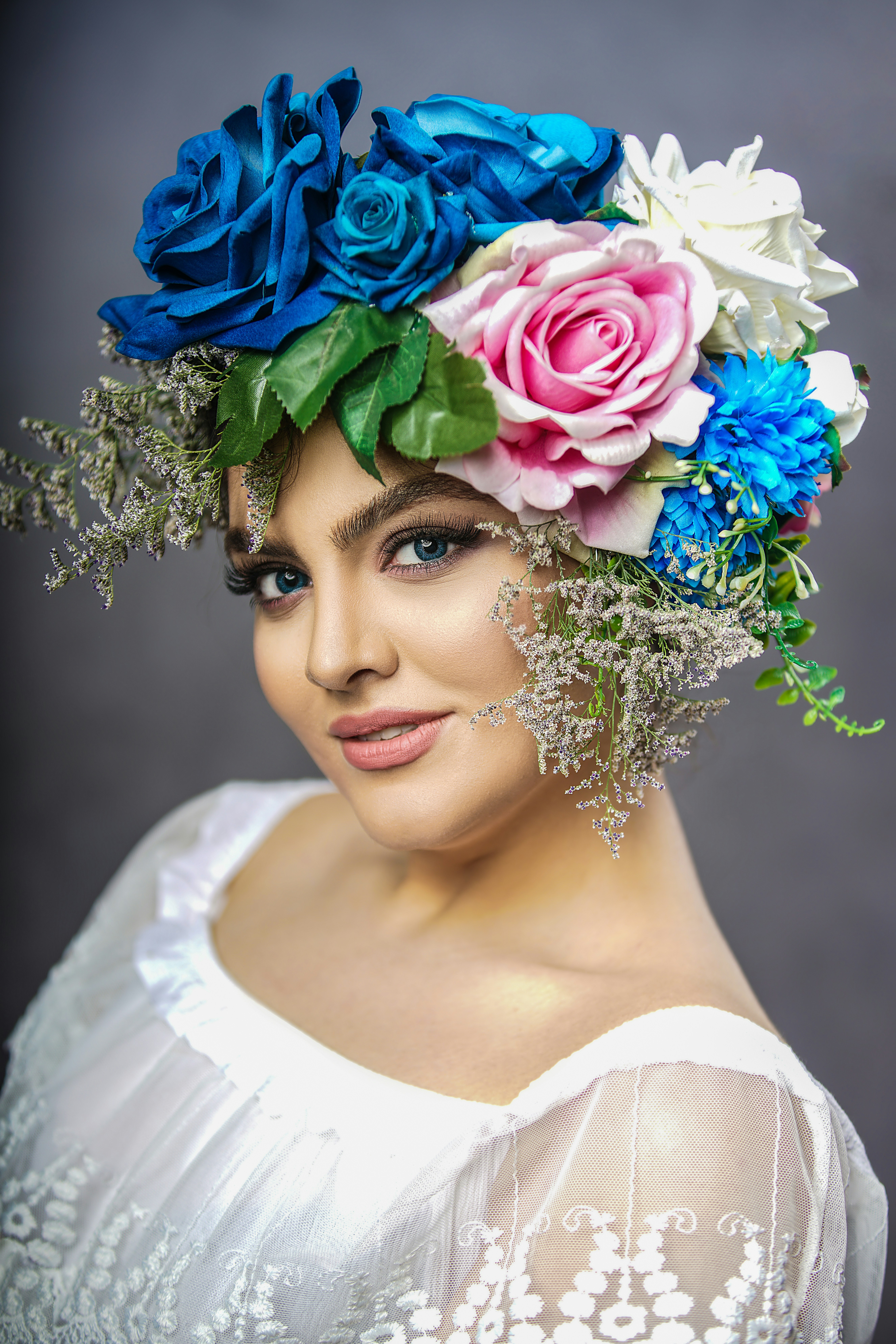 Eine Frau mit einer Blumenkrone auf dem Kopf