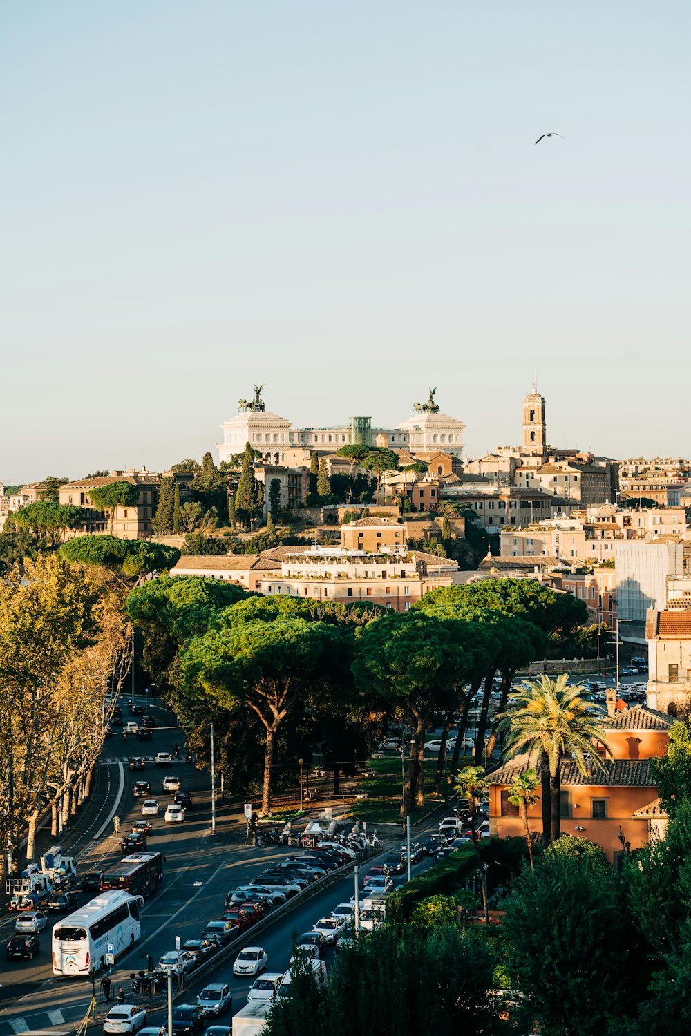 Una vista de una ciudad con una colina al fondo