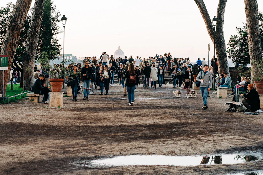 Menschen bei einem abendlichen Treffen in einem Park
