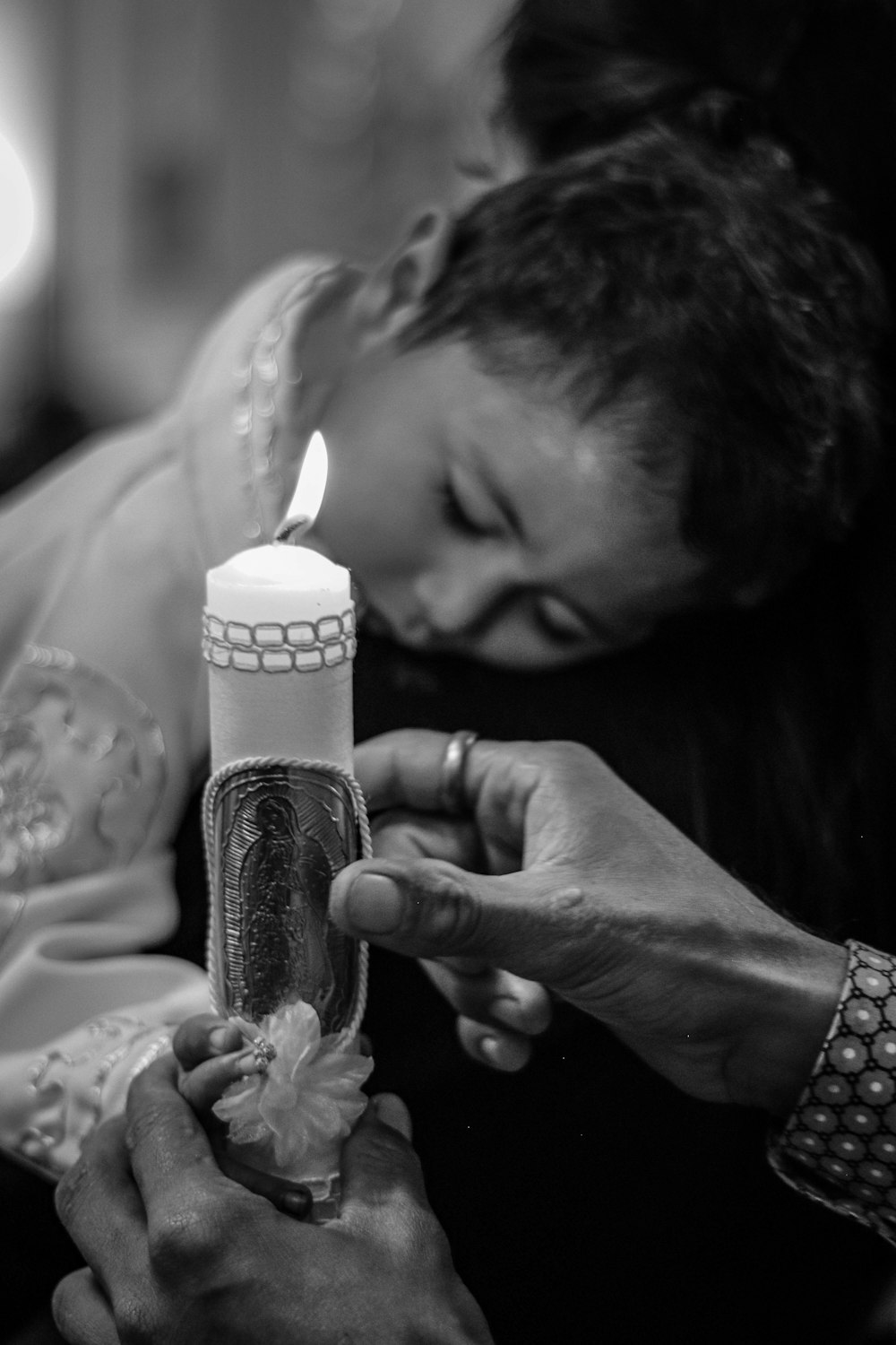 uma mulher segurando uma vela em suas mãos